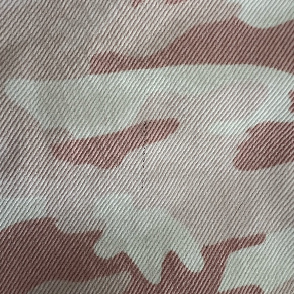 Stradivarius pink camo wide leg cargo pants. NWT. Size 6. A few small pen marks - Picture 2 of 7